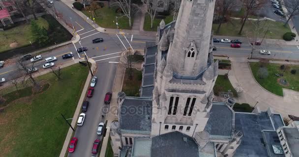 Vista aerea verso il basso della Chiesa Episcopale del Calvario a Pittsburgh — Video Stock