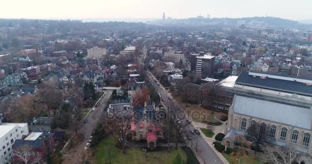 Zimní zatažené letecké nadjezdu Pittsburgh obytné čtvrti — Stock video