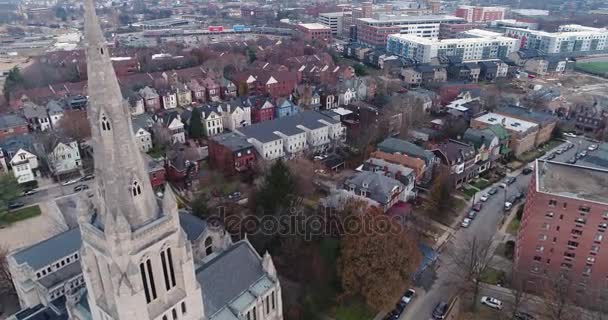 Vista aérea de la iglesia y barrio residencial en Pittsburgh — Vídeos de Stock