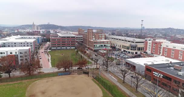 Bewolkte Winter antenne tot oprichting van schot voor Bakery Square in Larimer District — Stockvideo