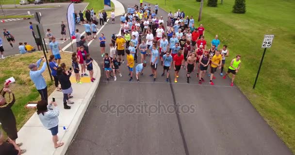 Hoge hoekmening van Charlotte's Run Starting Line — Stockvideo