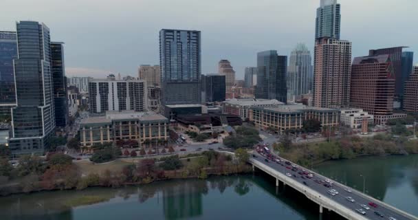 Emelkedő fordított a légi felvétel a Austin Texas és a Colorado folyó — Stock videók