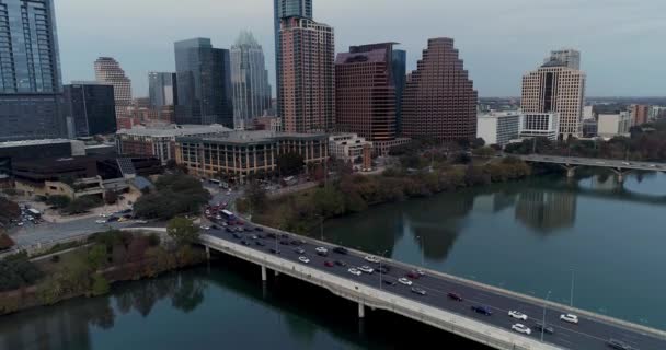 Widok z lotu ptaka ruchu na S 1st Street Bridge w Austin w Teksasie — Wideo stockowe