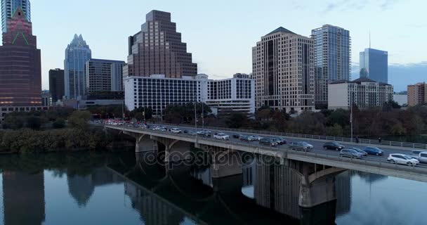 Inversión lenta que establece un disparo de tráfico en el puente de la avenida Congress en Austin — Vídeos de Stock