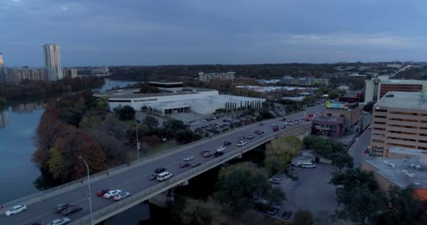 Powolne wstecznego z lotu ptaka ruchu na moście S Congress Avenue w Austin — Wideo stockowe