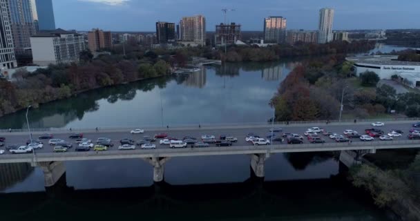 Inclinación aérea lenta del tráfico en el puente de la avenida Congress en Austin — Vídeo de stock