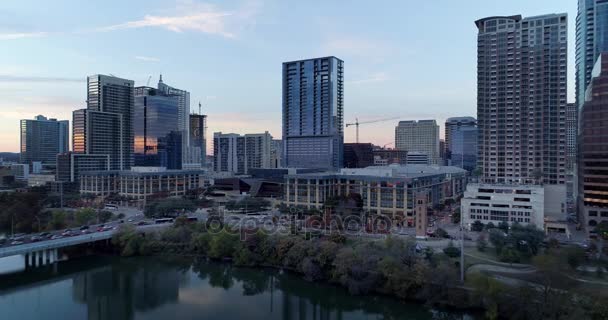 Vista aérea lenta del atardecer inverso de Austin Texas Skyline — Vídeos de Stock