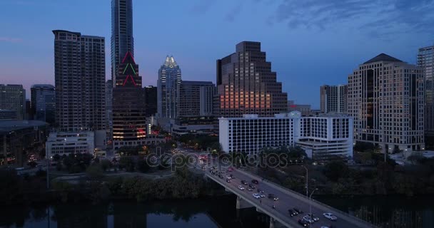 Langsame Absenkung des Abendlichts, Aufnahme der Skyline und der Brücke von Austin — Stockvideo