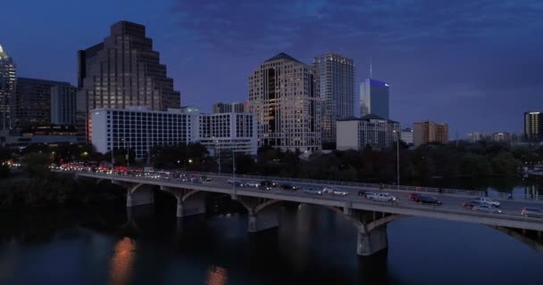 Perfil Vista aérea del tráfico en S Congress Avenue Bridge al anochecer — Vídeo de stock