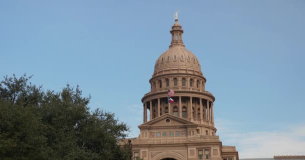 Buitenkant van de dag tot oprichting van schot van Texas State Capitol Dome in Austin — Stockvideo