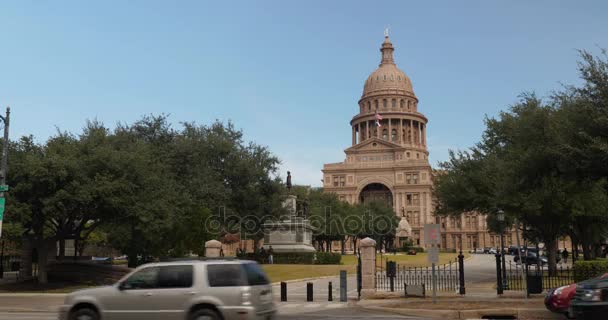 Austin tarihinde trafik geçen Teksas Eyaleti Meclis Binası — Stok video