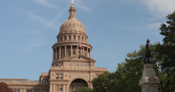 Dag zijaanzicht van de hoek van Texas State Capitol Dome in Austin — Stockvideo