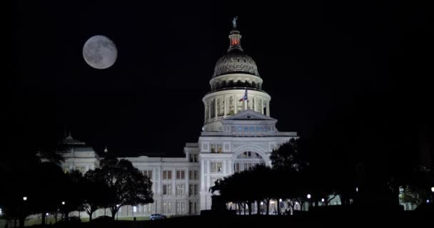 Vista dell'angolo laterale notturno del Texas State Capitol Dome ad Austin — Video Stock