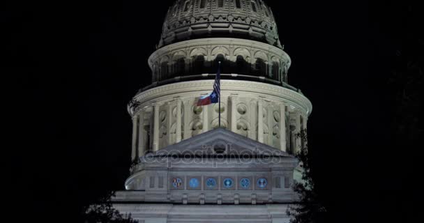 Vista nocturna de primer plano de la cúpula del Capitolio Estatal de Texas — Vídeo de stock