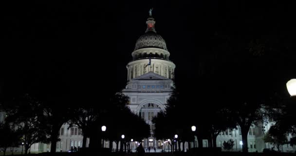 Vista frontal Noite Estabelecendo Tiro de Texas State Capitol Dome — Vídeo de Stock