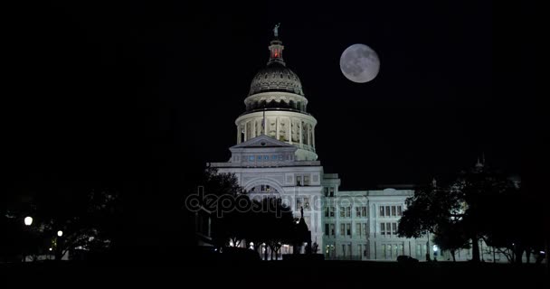 오스틴에 있는 텍사스 주립 국회 의사당 돔의 야경 측면 각도 — 비디오