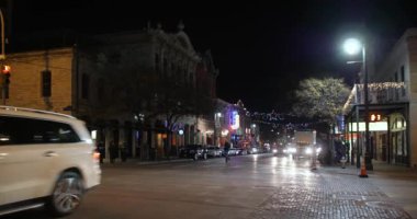 Gece trafik turist alan Austin Teksas'E 6 sokakta