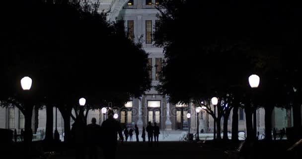 Silhouet mensen buiten Texas State Capitol Building at Night — Stockvideo