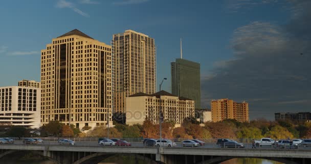 Vista de la tarde del tráfico en S Congress Avenue Bridge — Vídeos de Stock