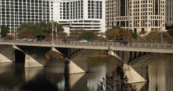 Longue vue après-midi de la circulation sur S Congress Avenue Bridge — Video