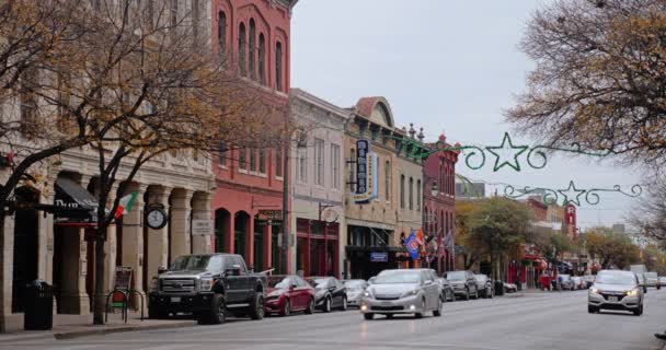 Verkeer op E 6th Street in het toeristische centrum van Austin Texas — Stockvideo