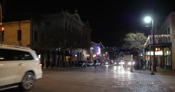 Tráfico nocturno en E 6th Street en el Área Turística de Austin Texas — Vídeos de Stock