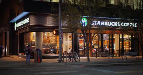 スターバックスのコーヒー店のショットを確立する夜 — ストック動画