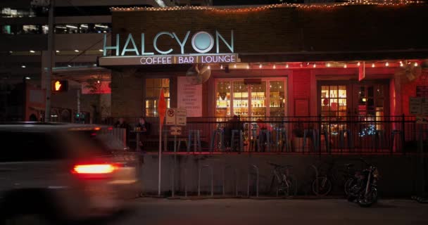 Night Establishing Shot of a Bar Restaurant em Austin — Vídeo de Stock