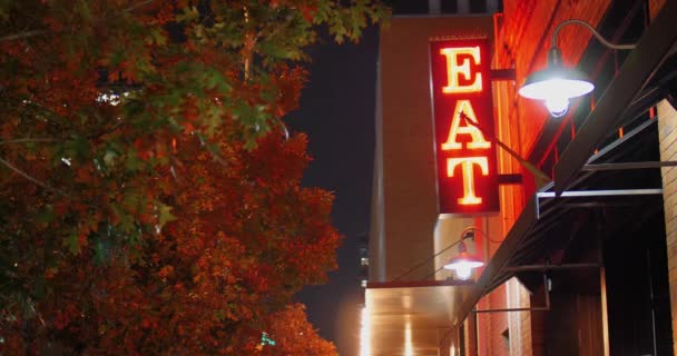 Nacht uitzicht op Neon teken eten in de stad — Stockvideo