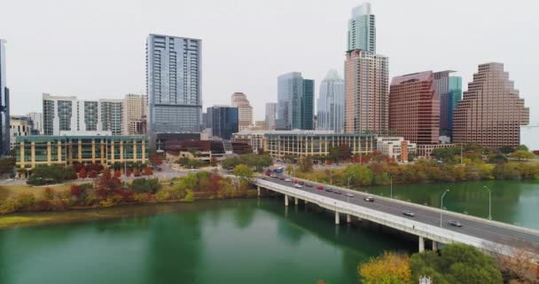 Vista aérea nublada de Austin Texas y Colorado River — Vídeo de stock