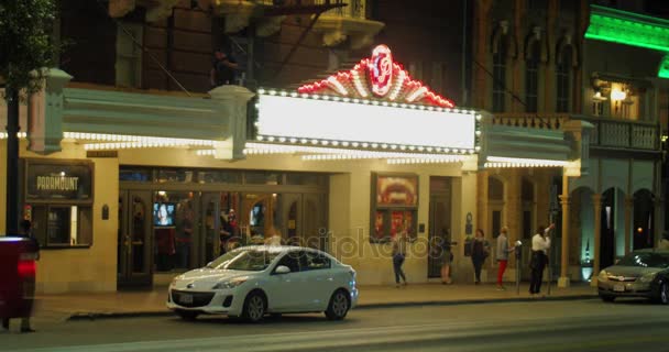 Night Establishing Shot of Paramount Marquee in Austin — Stock Video