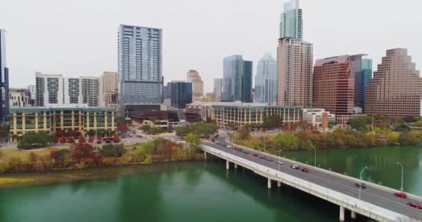 Luchtfoto van Austin Skyline op bewolkte dag omkeren — Stockvideo