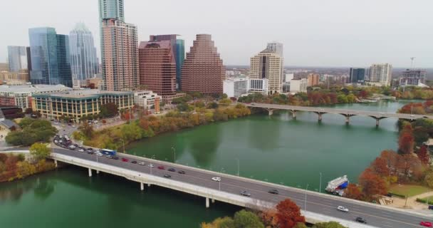 Odchylanie ptaka S 1st Street Bridge w Austin w Teksasie — Wideo stockowe
