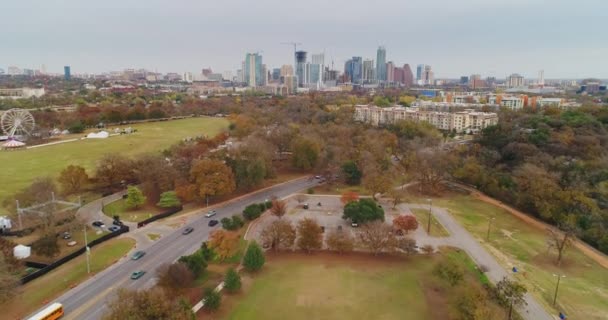 Отдаленный вид с воздуха на Остин, Техас, в пасмурный день — стоковое видео