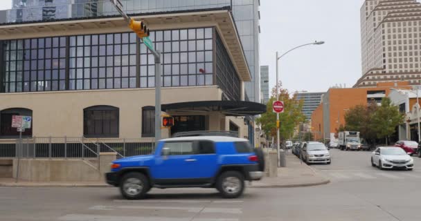 Day Establishing Shot of a Corner Bar Restaurant in Austin — Stock Video