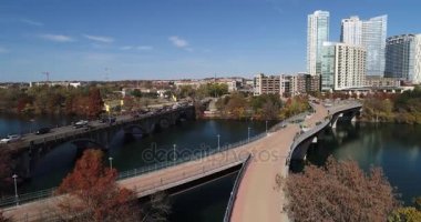 Austin Skyline ve Pfluger yaya köprüsü ve kanocu hava görünümünü yükselen ileri yavaş