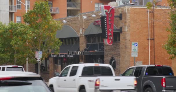 Şehir merkezinde şarap Bar bina atış kurulması — Stok video