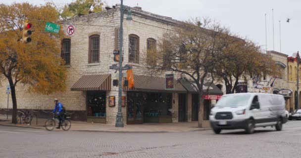 Tagesverkehr auf e 6th street im touristengebiet von austin texas — Stockvideo