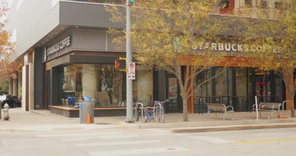 Day Establishing Shot of Starbucks Coffee Shop — Stock Video