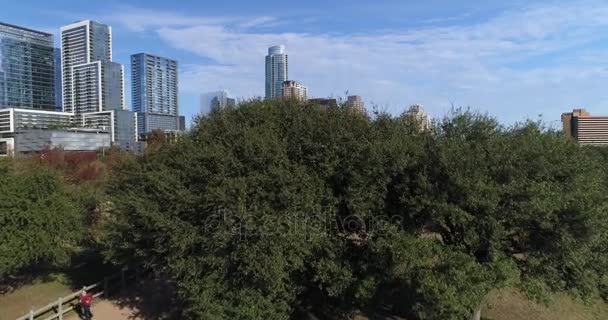 Vista aérea ascendente dramática de Austin City Skyline no dia ensolarado — Vídeo de Stock