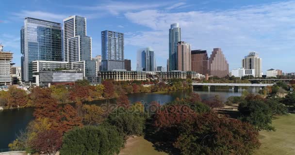Långsamt framåt Flygfoto över stadssilhuetten i Austin — Stockvideo