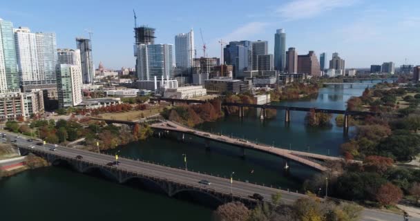 Sakta framåt Flygfoto över Austin Skyline och Pflüger fotgängare bron — Stockvideo