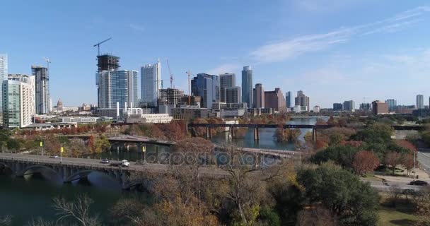 Stigande Flygfoto över Austin Skyline och Pflüger fotgängare bron — Stockvideo