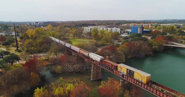 Переслати пташиного польоту поїзд на естакади мосту в Остіні, Техас — стокове відео