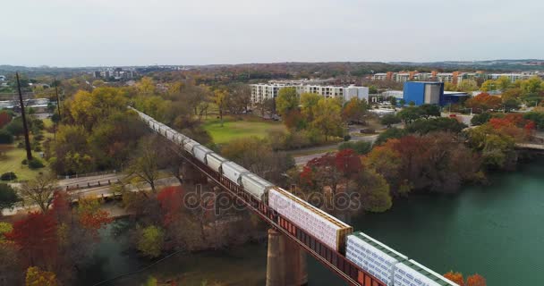 Reverzní letecký pohled z vlaku na mostní v Austin Texas — Stock video