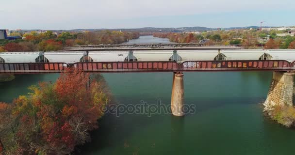 Rosnące estakady z lotu ptaka pociąg na most w Austin w Teksasie — Wideo stockowe