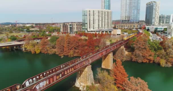 Vista aérea hacia adelante del tren en el puente en Austin Texas — Vídeo de stock