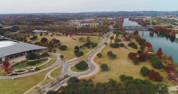 Hög vinkel viadukt av Vic Mathias stranden vid sjön Metro stadspark — Stockvideo