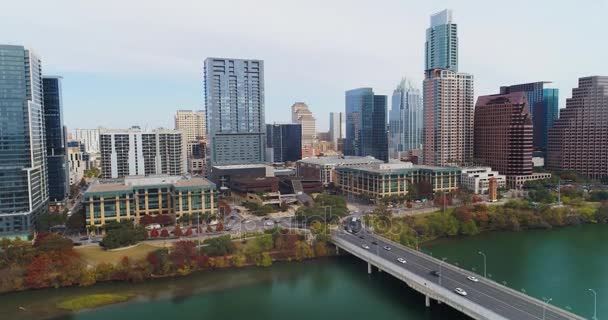 Pomalu rostoucí a sklopení dolů panorama města Austin Texas — Stock video