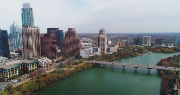 Vista aerea ascendente inversa di Austin Texas Skyline il giorno nuvoloso dell'autunno — Video Stock